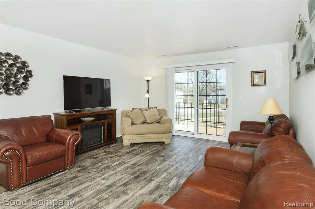 30795 SHIAWASSEE Road, 8B, Farmington, MI 48336 — Photo 3
