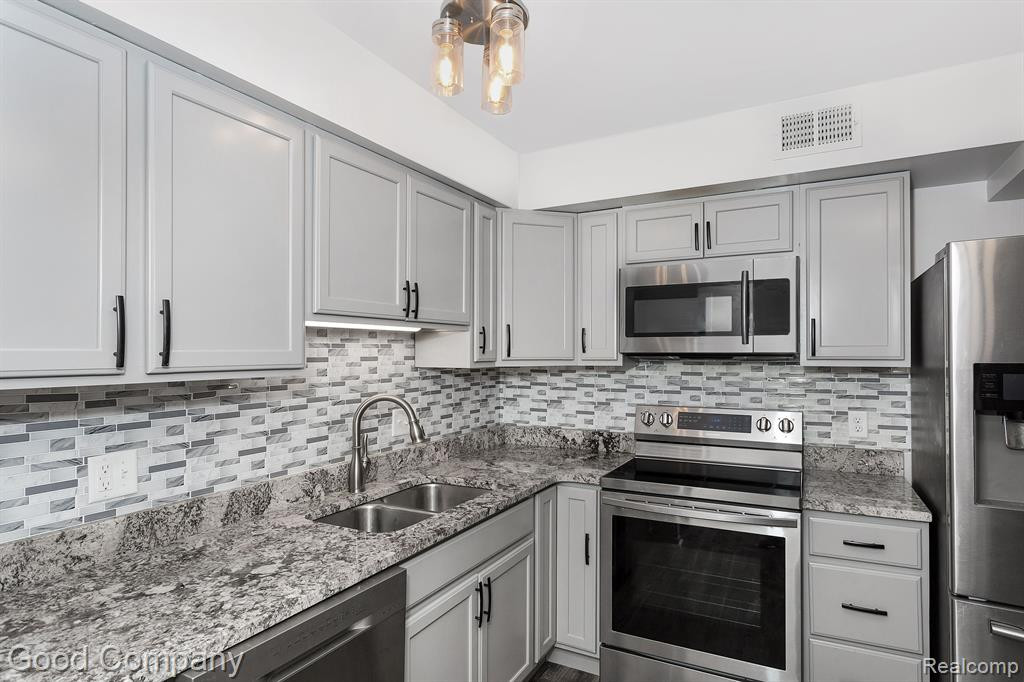 30795 SHIAWASSEE Road, 8B, Farmington, MI 48336 — Photo 7