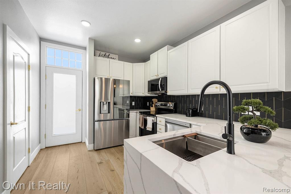 408 BEACHWALK Trail, Luna Pier, MI 48157 — Photo 12