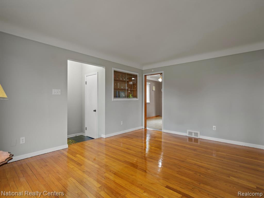 8527 Metropolitan Parkway, Sterling Heights, MI 48312 — Photo 3