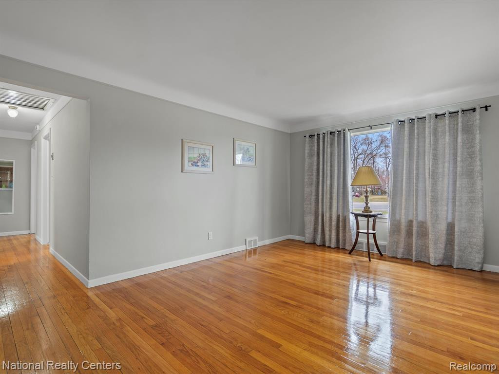 8527 Metropolitan Parkway, Sterling Heights, MI 48312 — Photo 4