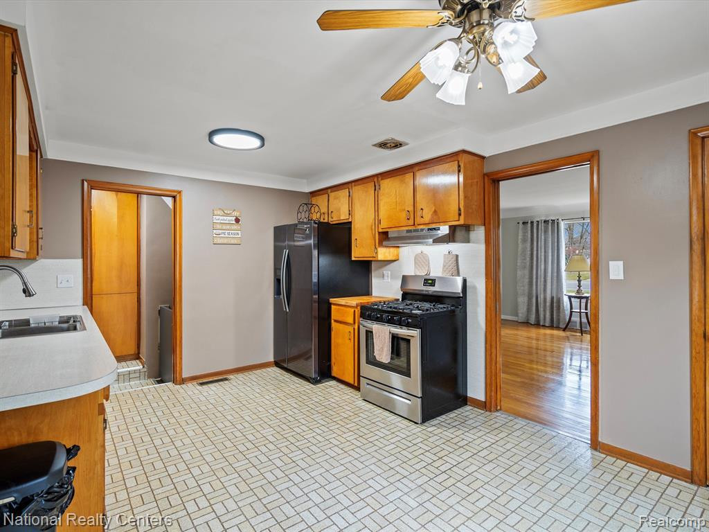 8527 Metropolitan Parkway, Sterling Heights, MI 48312 — Photo 5