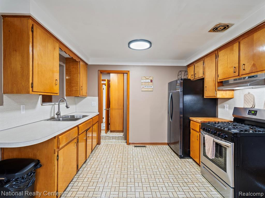 8527 Metropolitan Parkway, Sterling Heights, MI 48312 — Photo 6