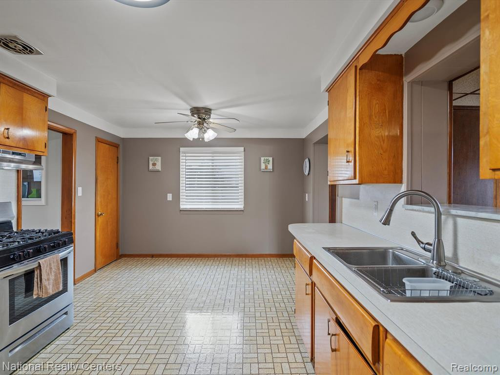 8527 Metropolitan Parkway, Sterling Heights, MI 48312 — Photo 7