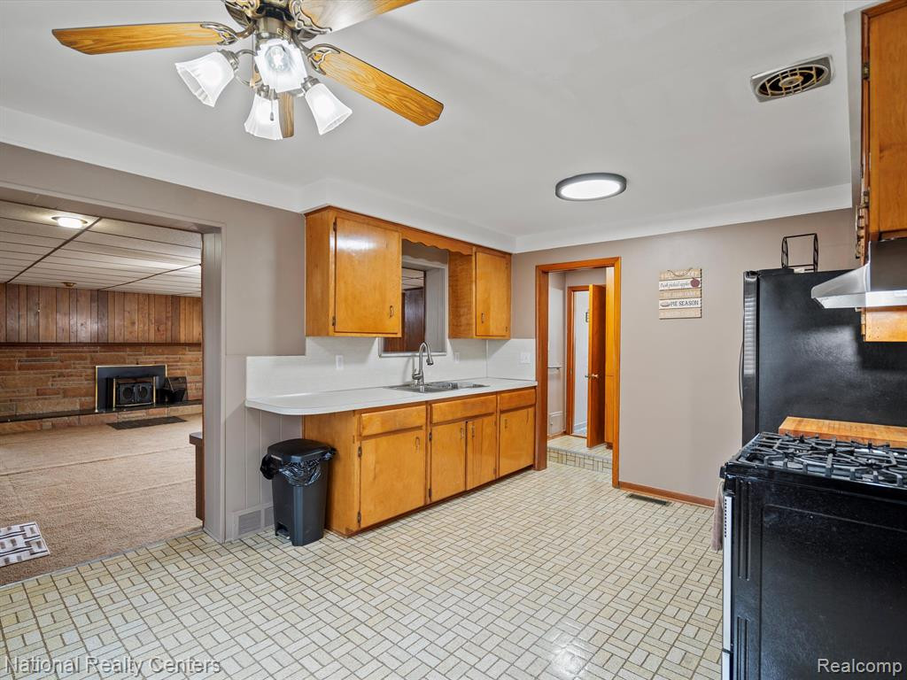 8527 Metropolitan Parkway, Sterling Heights, MI 48312 — Photo 8