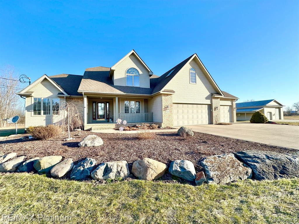 6040 W COLDWATER Road, Flushing, MI 48433 — front exterior