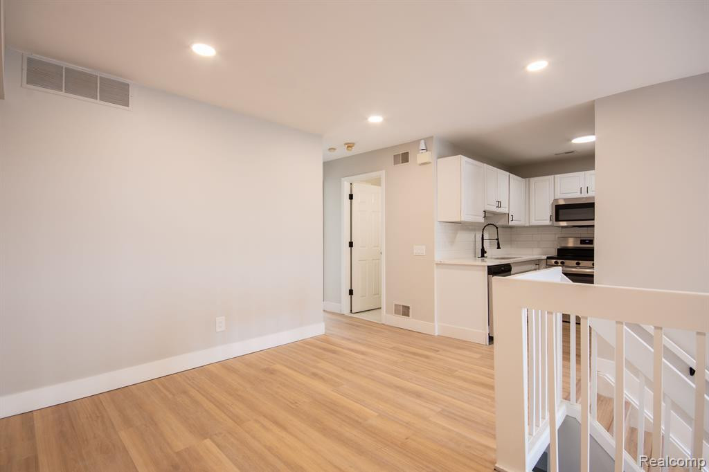 167 W KENILWORTH Avenue, Royal Oak, MI 48067 — Photo 7
