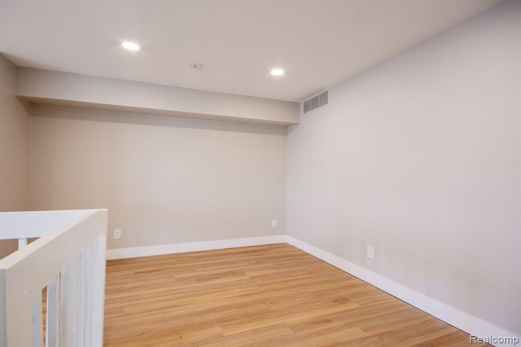 167 W KENILWORTH Avenue, Royal Oak, MI 48067 — Photo 8