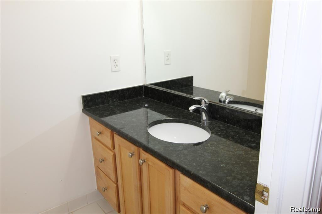 28030 CARLTON WAY Drive, Novi, MI 48377 — Photo 18