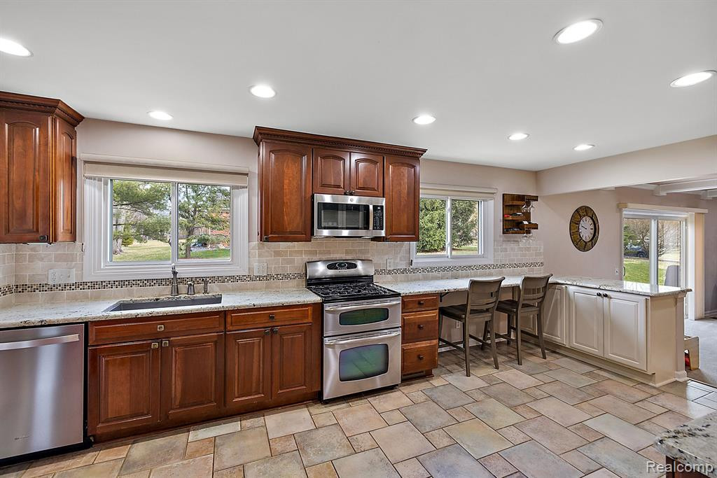 5367 PROVINCIAL Drive, Bloomfield Hills, MI 48302 — Photo 17