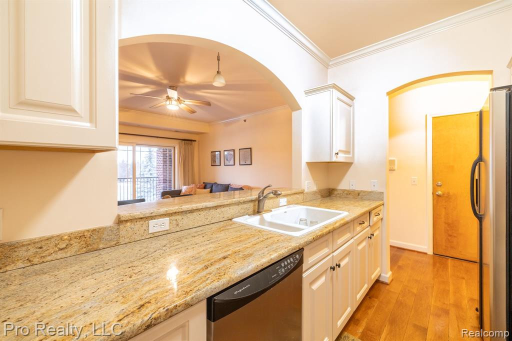 283 S ZEEB Road, 203, Ann Arbor, MI 48103 — Photo 4