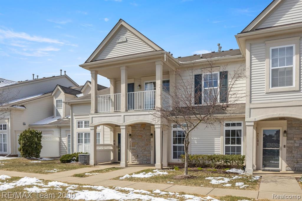 2103 TRAILWAY Court, 17, Commerce Twp, MI 48390 — Photo 2