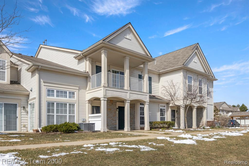 2103 TRAILWAY Court, 17, Commerce Twp, MI 48390 — Photo 3