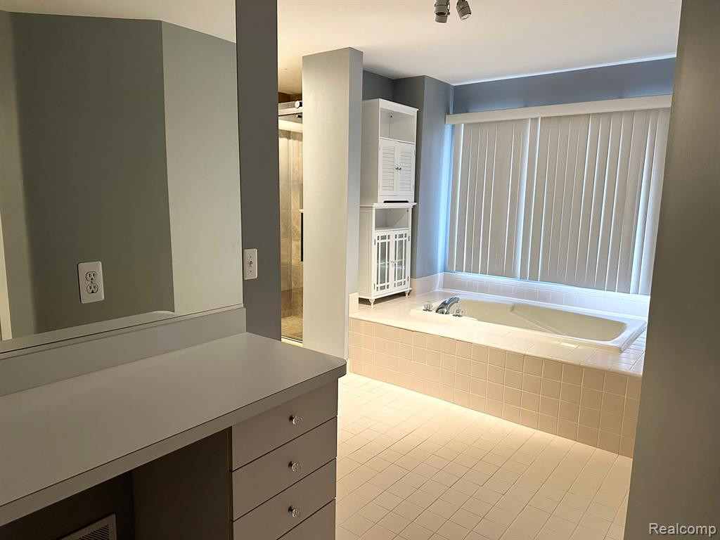 43382 ASHBURY Drive, Novi, MI — Photo 14