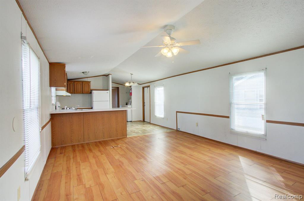 8478 LAVERNE, Newport, MI 48166 — Photo 5