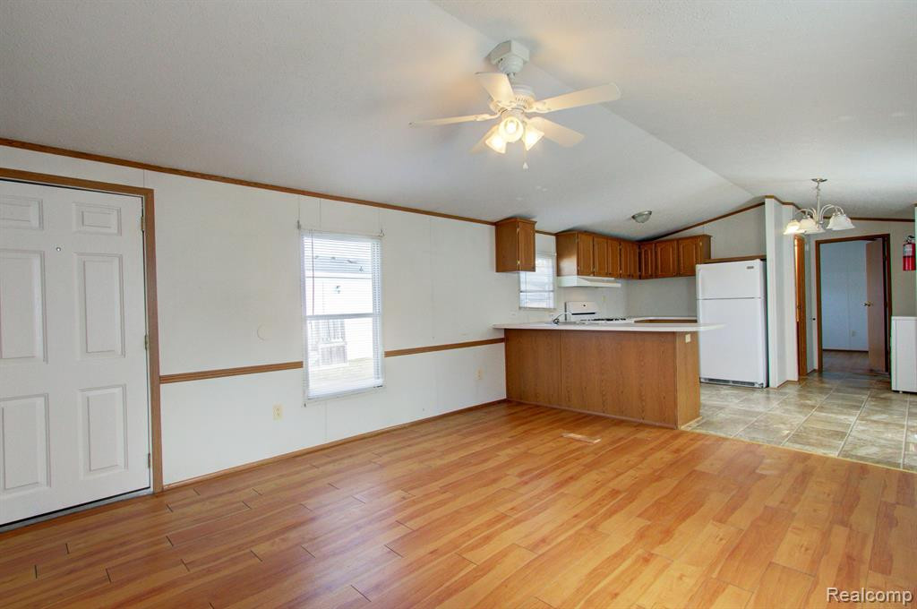 8478 LAVERNE, Newport, MI 48166 — Photo 6
