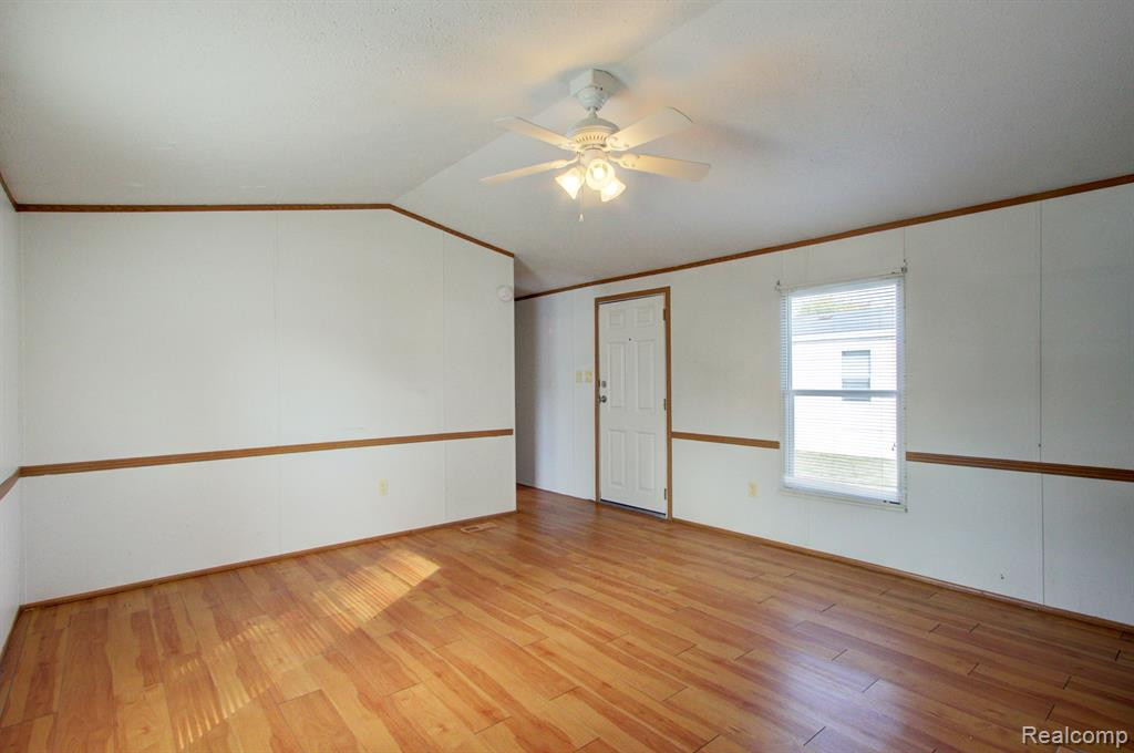 8478 LAVERNE, Newport, MI 48166 — Photo 7