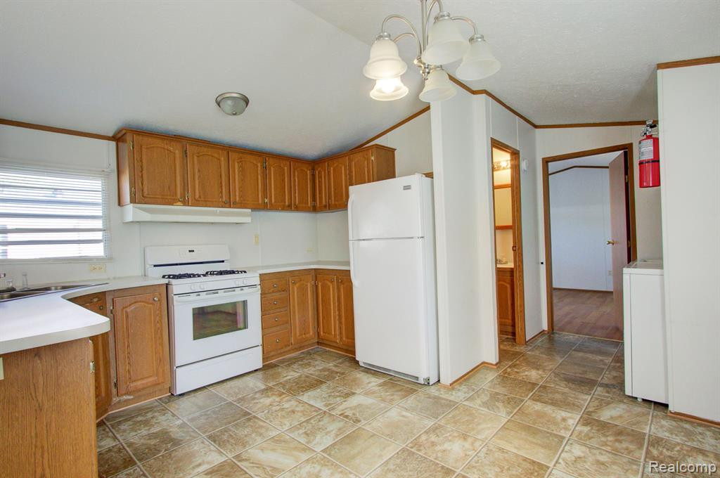 8478 LAVERNE, Newport, MI 48166 — Photo 9