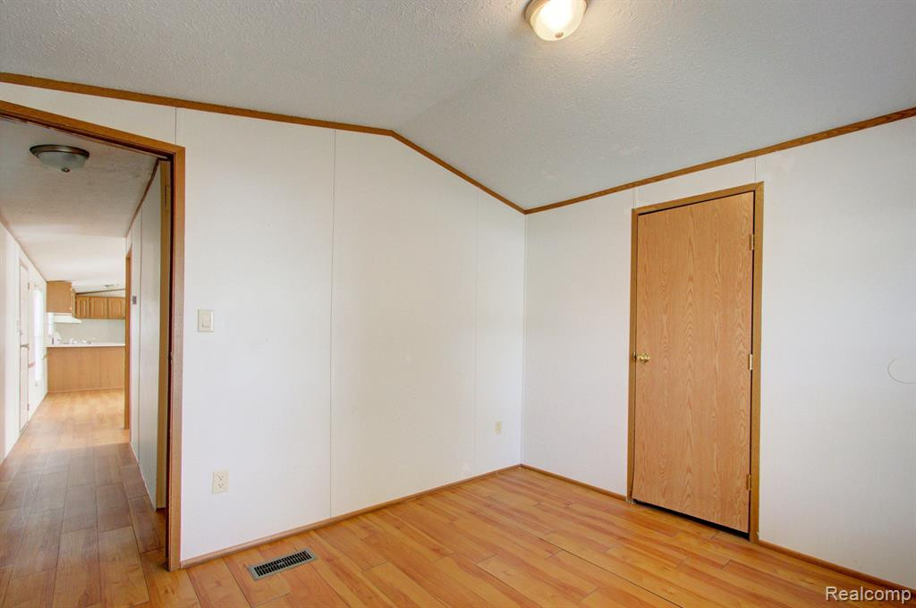 8478 LAVERNE, Newport, MI 48166 — Photo 16