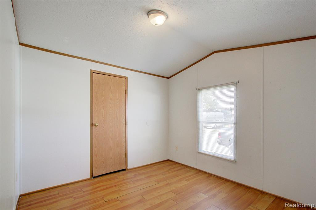8478 LAVERNE, Newport, MI 48166 — Photo 17
