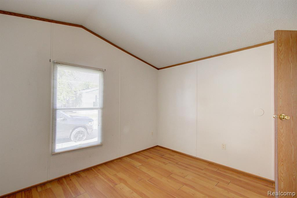 8478 LAVERNE, Newport, MI 48166 — Photo 18