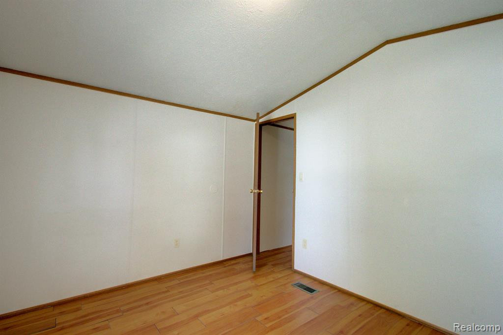 8478 LAVERNE, Newport, MI 48166 — Photo 19