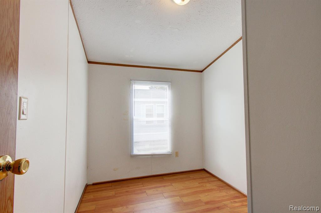 8478 LAVERNE, Newport, MI 48166 — Photo 22