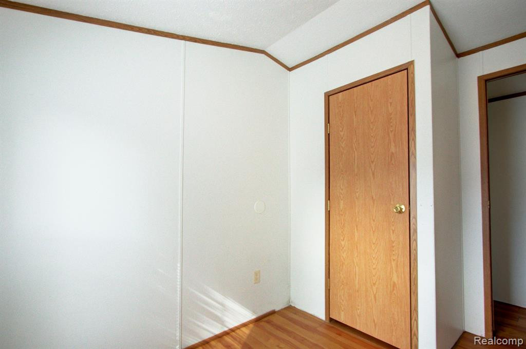 8478 LAVERNE, Newport, MI 48166 — Photo 23