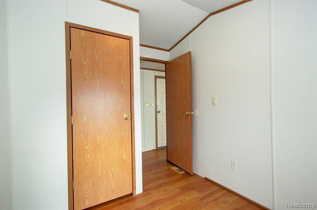 8478 LAVERNE, Newport, MI 48166 — Photo 24