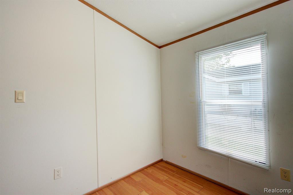 8478 LAVERNE, Newport, MI 48166 — Photo 25
