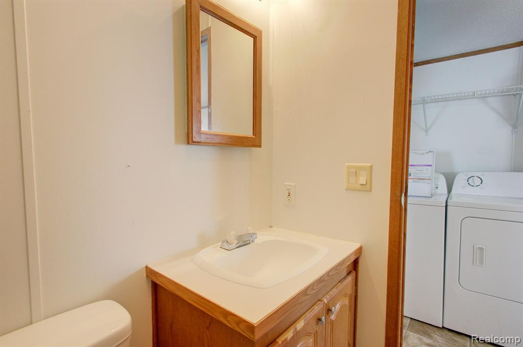 8478 LAVERNE, Newport, MI 48166 — Photo 27