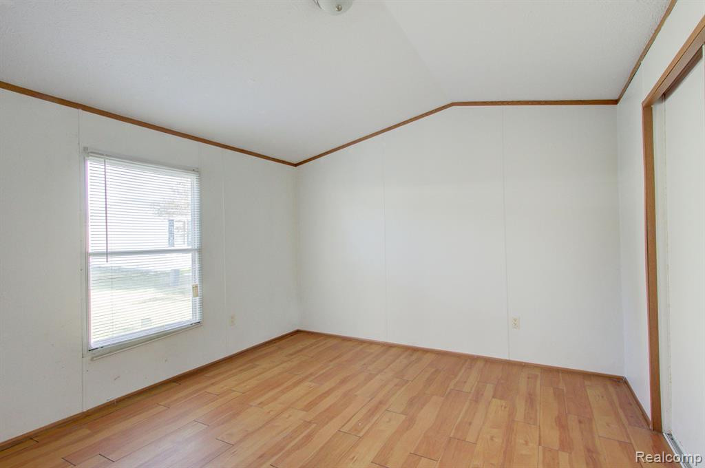 8478 LAVERNE, Newport, MI 48166 — Photo 28