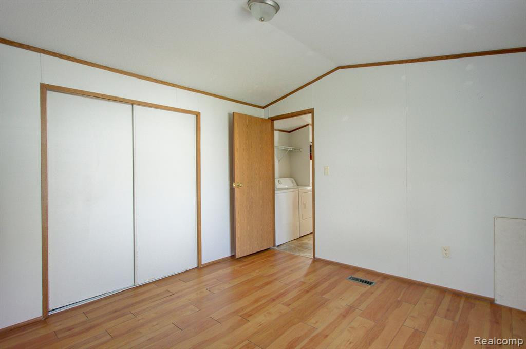 8478 LAVERNE, Newport, MI 48166 — Photo 30