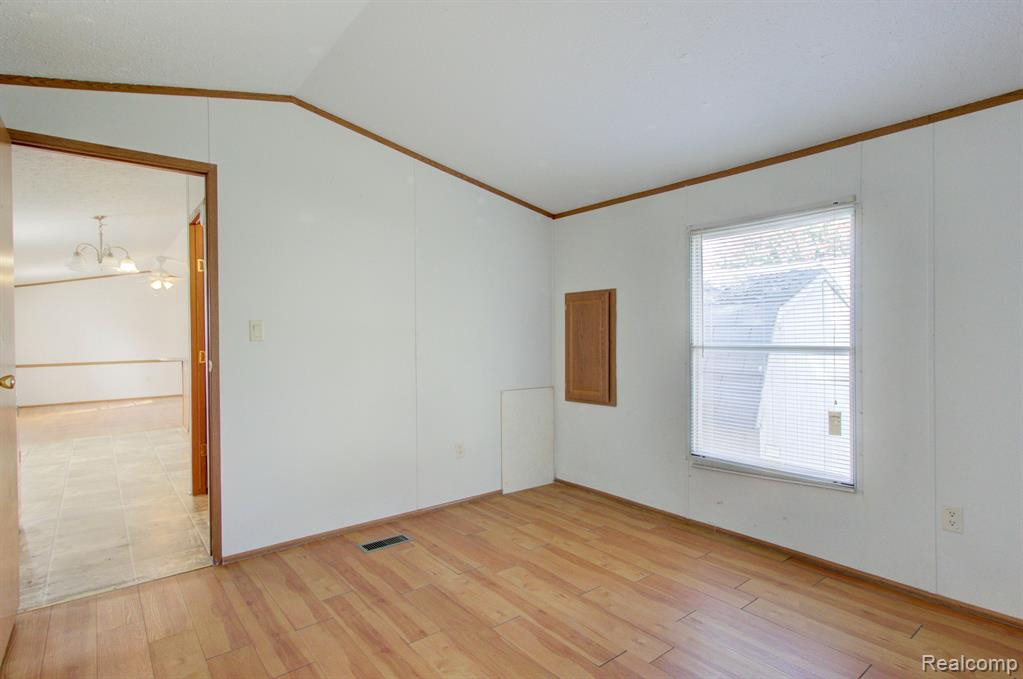 8478 LAVERNE, Newport, MI 48166 — Photo 31
