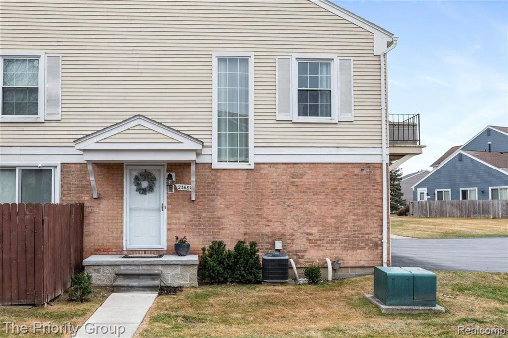 23689 N ROCKLEDGE, Novi, MI — front exterior