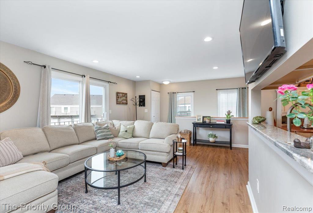 23689 N ROCKLEDGE, Novi, MI — Photo 2