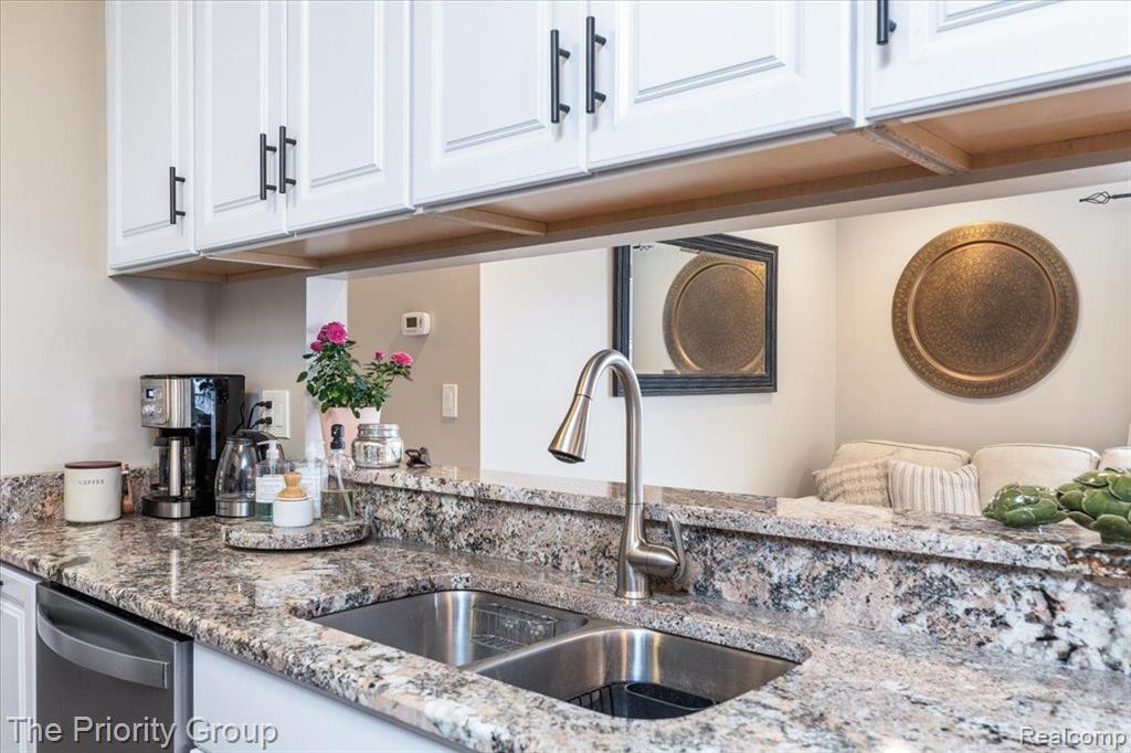 23689 N ROCKLEDGE, Novi, MI — Photo 13