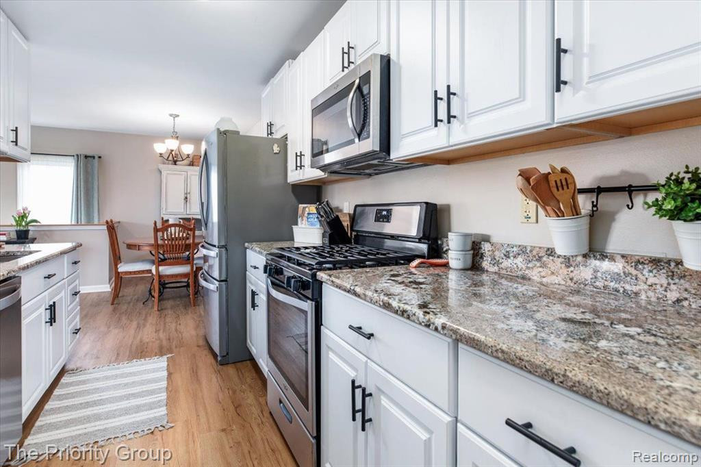 23689 N ROCKLEDGE, Novi, MI — Photo 19