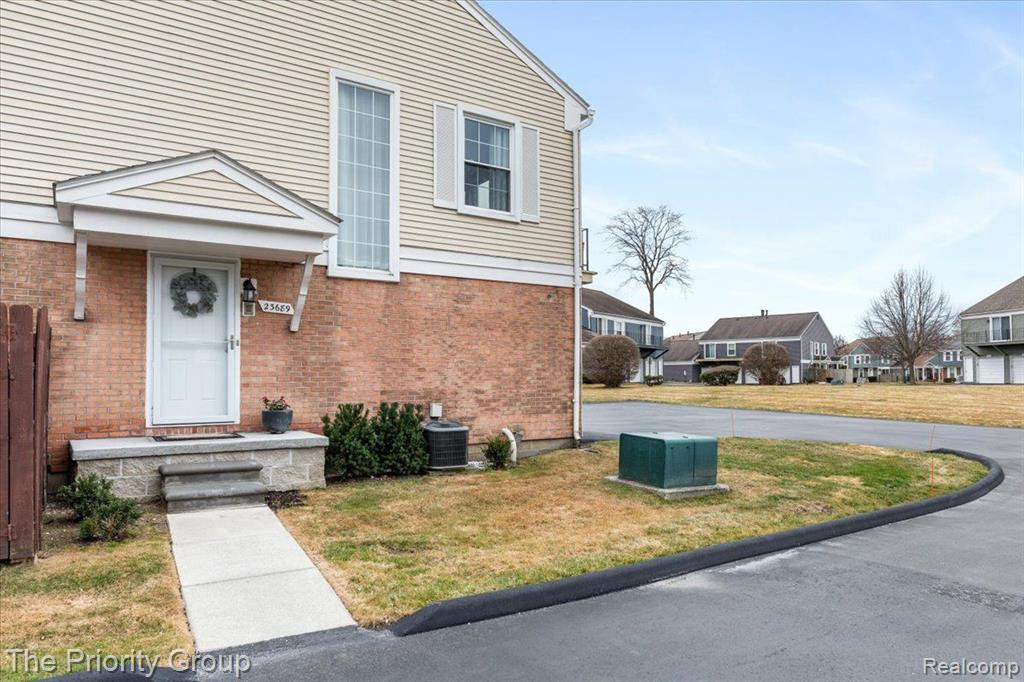 23689 N ROCKLEDGE, Novi, MI — Photo 33