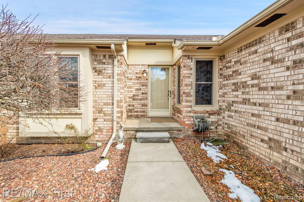 43570 RIVERBEND Drive N, Clinton Twp, MI 48038 — Photo 2
