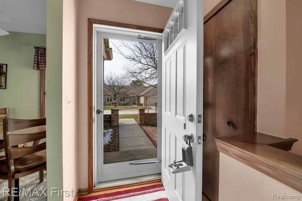 43570 RIVERBEND Drive N, Clinton Twp, MI 48038 — Photo 5