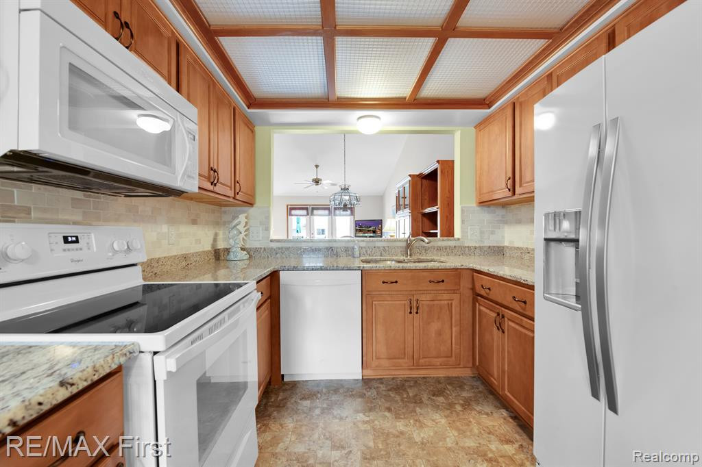 43570 RIVERBEND Drive N, Clinton Twp, MI 48038 — Photo 7