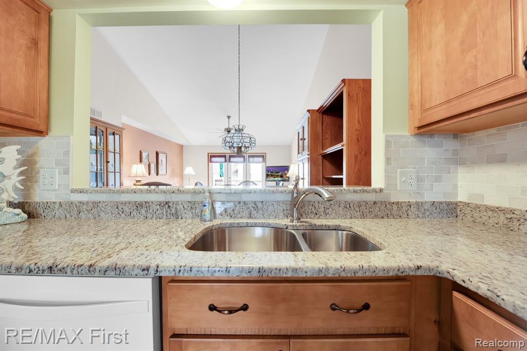 43570 RIVERBEND Drive N, Clinton Twp, MI 48038 — Photo 8