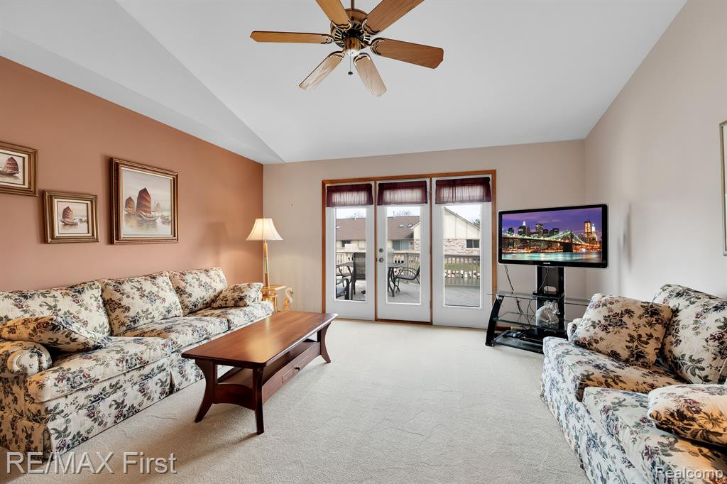 43570 RIVERBEND Drive N, Clinton Twp, MI 48038 — Photo 14
