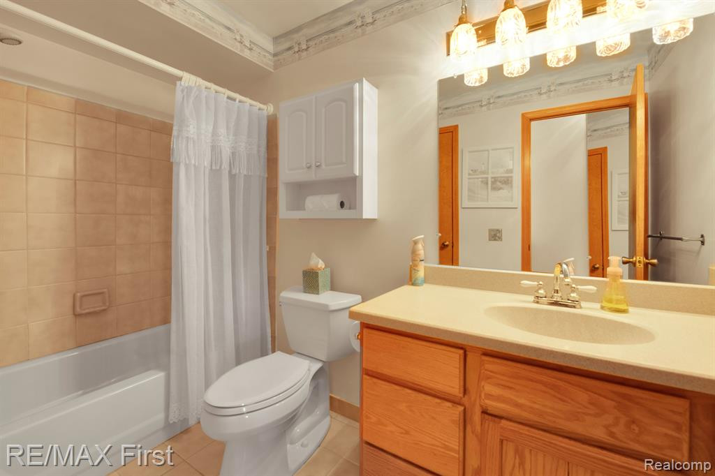 43570 RIVERBEND Drive N, Clinton Twp, MI 48038 — Photo 18