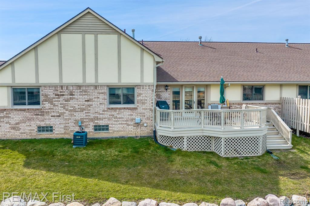 43570 RIVERBEND Drive N, Clinton Twp, MI 48038 — Photo 30
