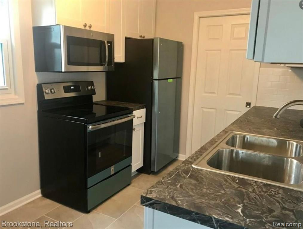 95 W COY Avenue, Hazel Park, MI 48030 — Photo 3