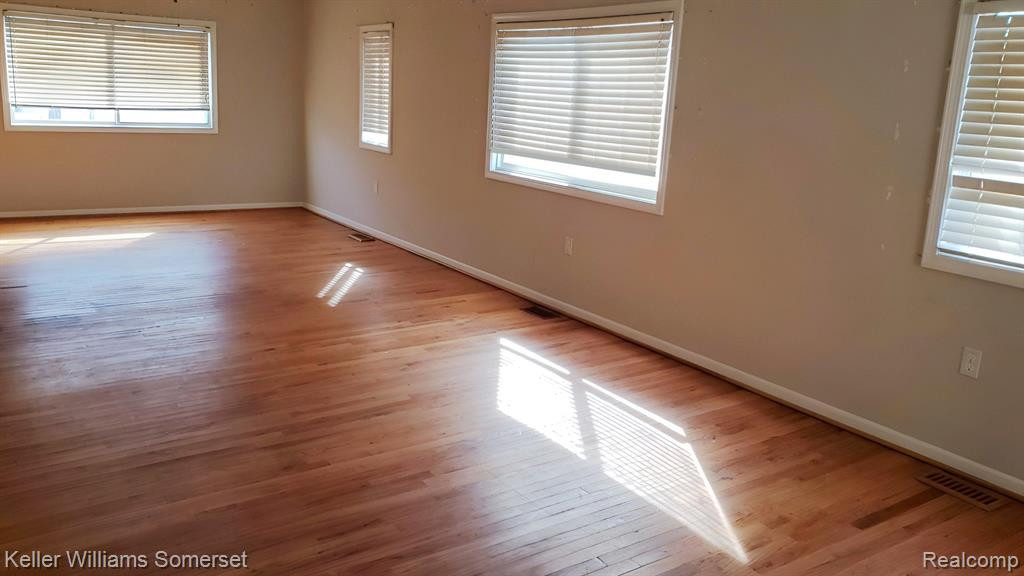 9 S GLASPIE Street, Oxford, MI 48371 — Photo 11