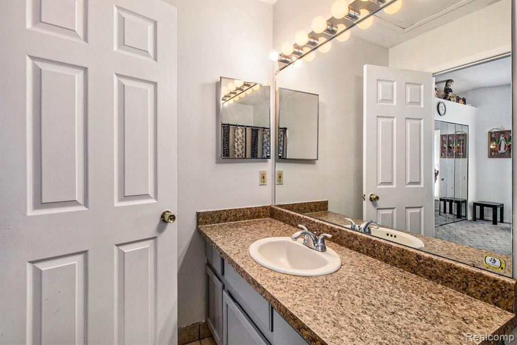 31184 COUNTRY Way, 24, Farmington Hills, MI 48331 — Photo 20