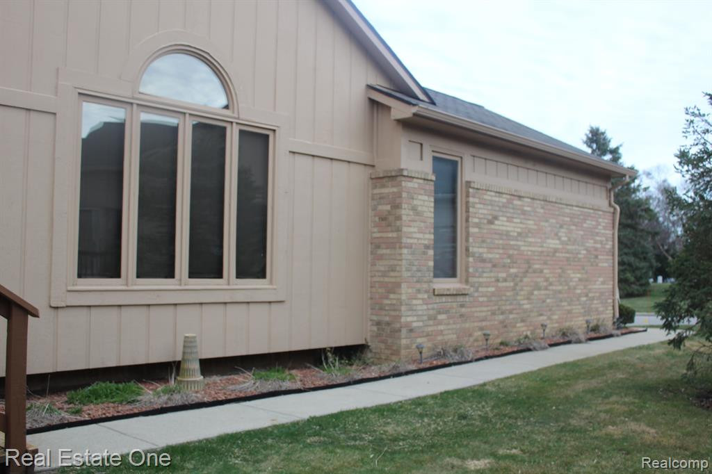 21570 RIVER RIDGE, Farmington Hills, MI 48335 — Photo 3